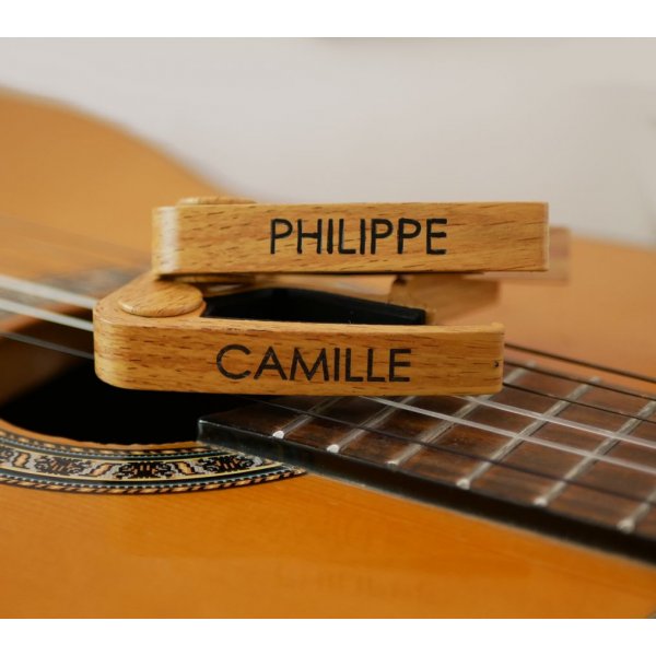 Capodastre personnalis&eacute; en aluminium clair grav&eacute; accessoire guitare 