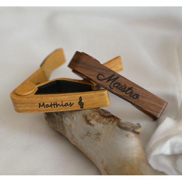 Capodastre personnalis&eacute; en aluminium clair grav&eacute; accessoire guitare 