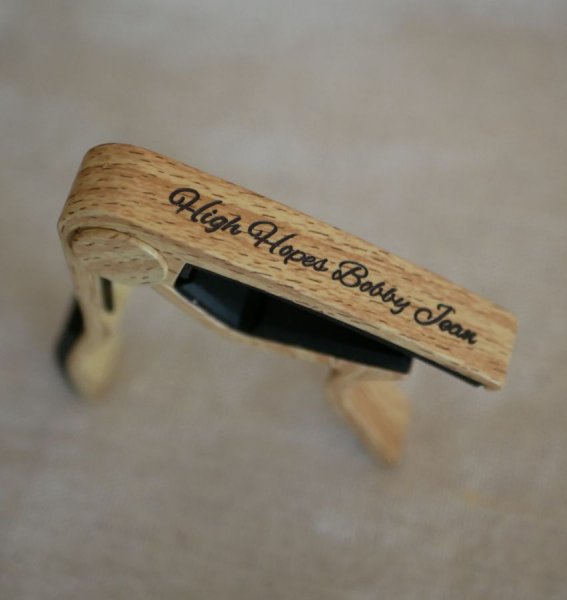 Capodastre personnalis&eacute; en aluminium clair grav&eacute; accessoire guitare 