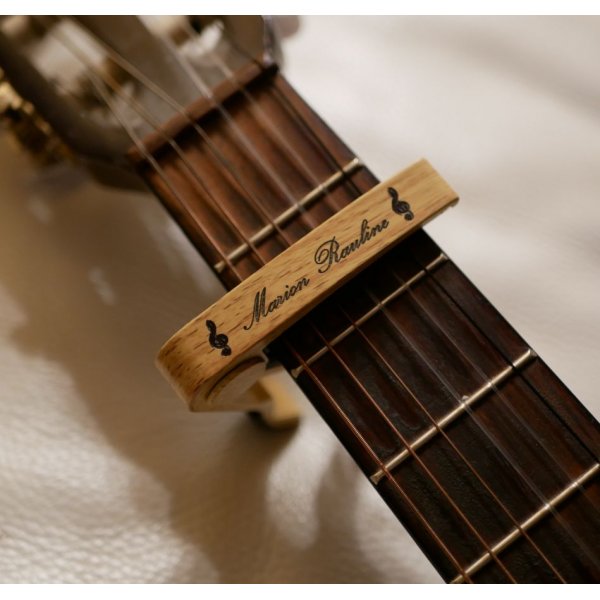 Capodastre personnalis&eacute; en aluminium clair grav&eacute; accessoire guitare 