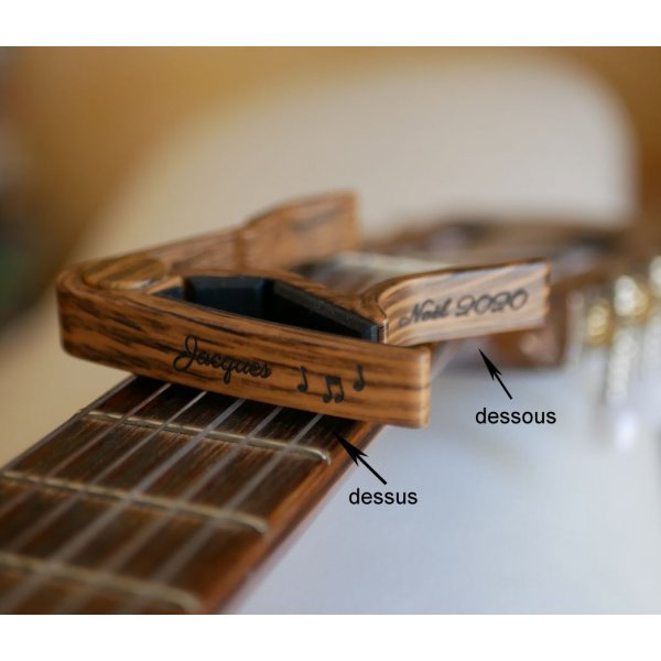 Capodastre personnalis&eacute; en aluminium couleur bois ray&eacute; grav&eacute; accessoire guitare 