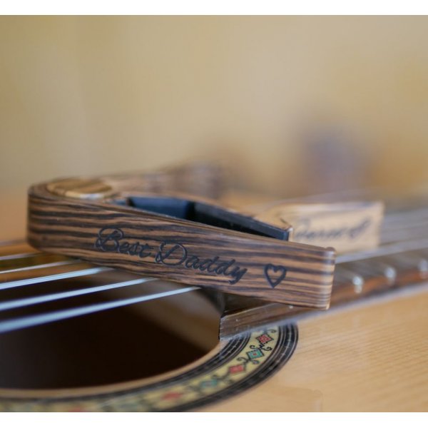 Capodastre personnalis&eacute; en aluminium couleur bois ray&eacute; grav&eacute; accessoire guitare 