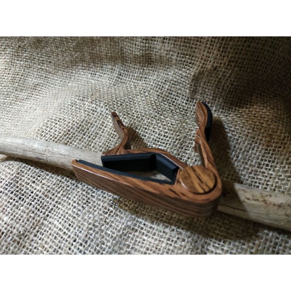 Capodastre personnalis&eacute; en aluminium couleur bois ray&eacute; grav&eacute; accessoire guitare 