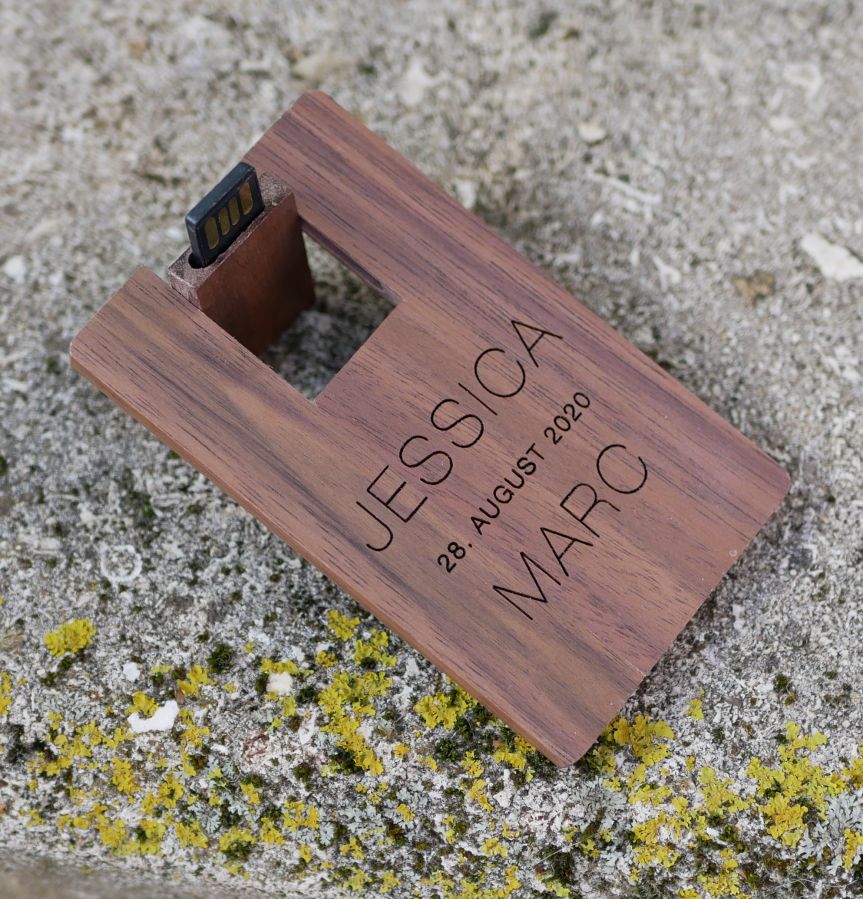 Tarjeta de madera de nogal con llave USB de 32 GB personalizable mediante grabado