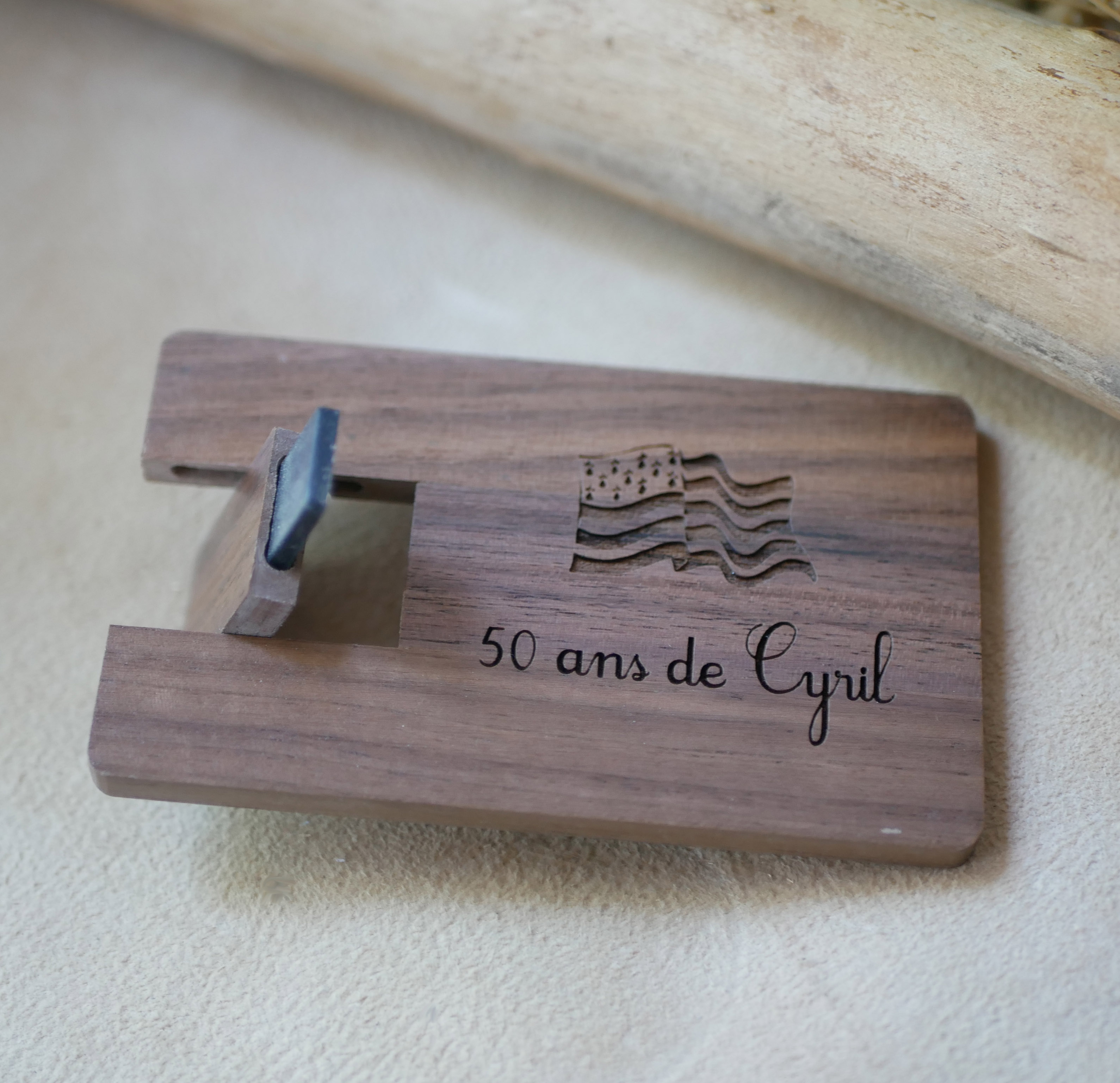 Tarjeta de madera de nogal con llave USB de 32 GB personalizable mediante grabado