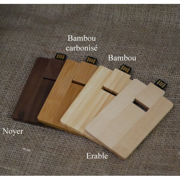 Tarjeta de madera de nogal con llave USB de 32 GB personalizable mediante grabado