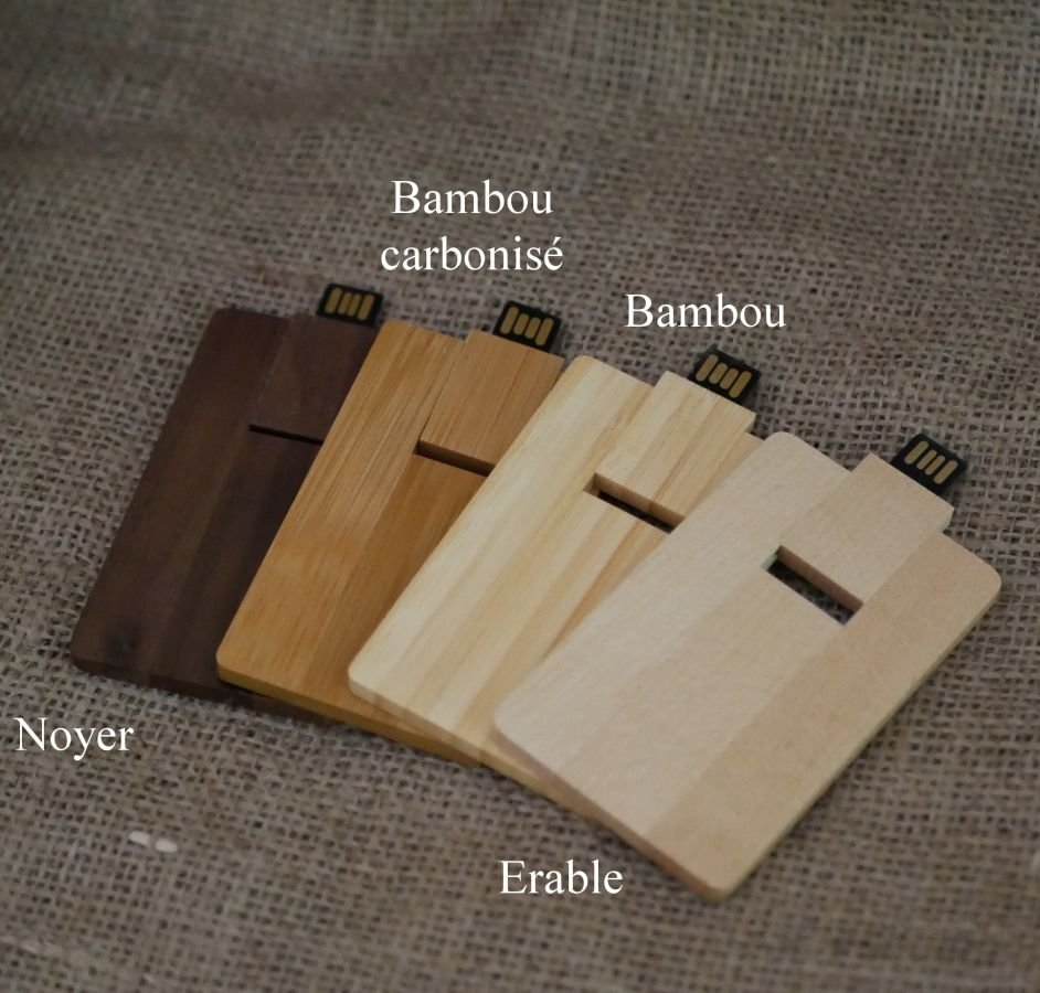 Tarjeta de madera de nogal con llave USB de 32 GB personalizable mediante grabado