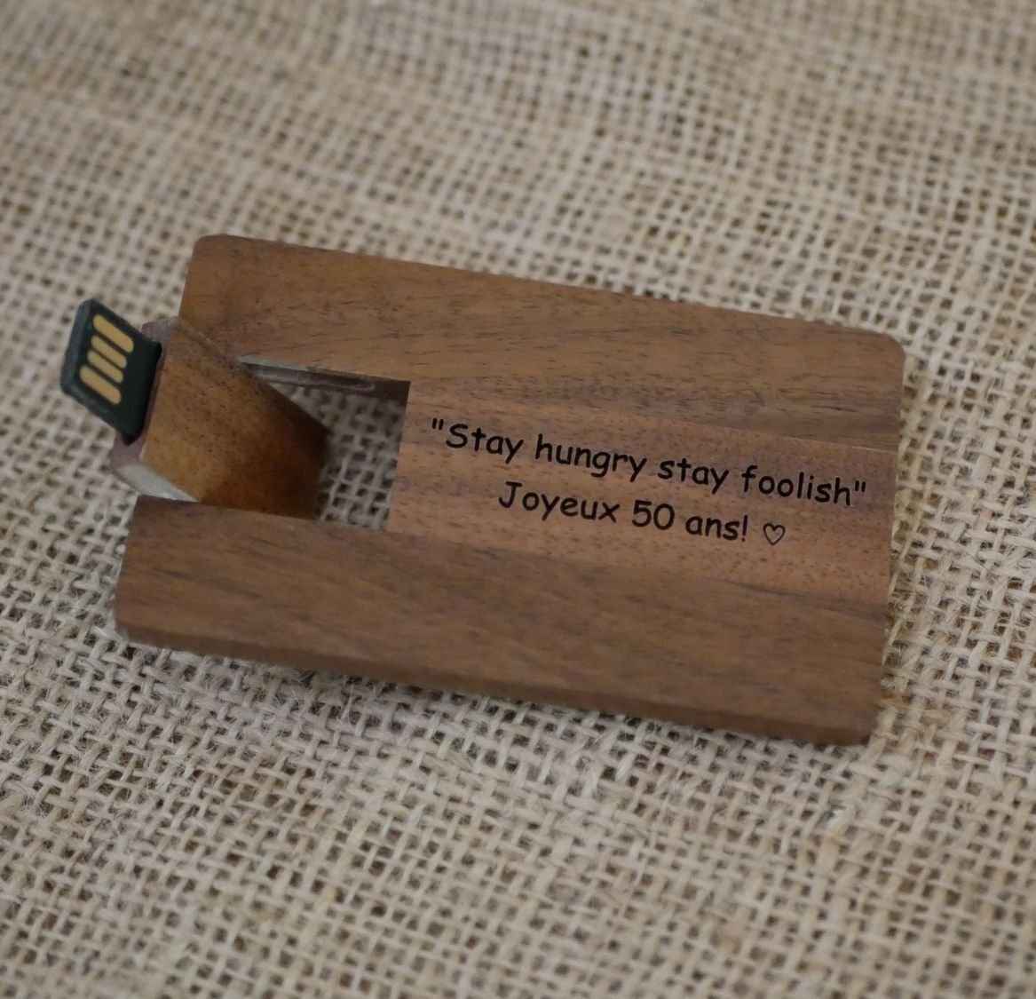Tarjeta de madera de nogal con llave USB de 32 GB personalizable mediante grabado