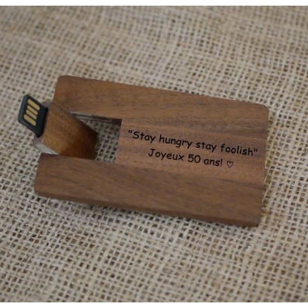 Tarjeta de madera de nogal con llave USB de 32 GB personalizable mediante grabado