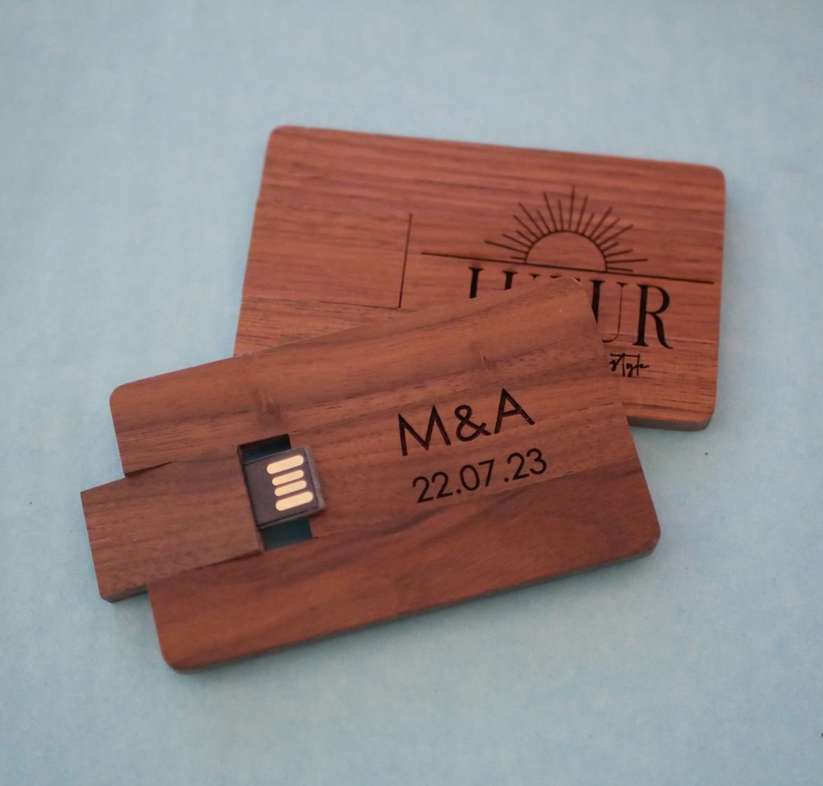 Tarjeta de madera de nogal con llave USB de 32 GB personalizable mediante grabado