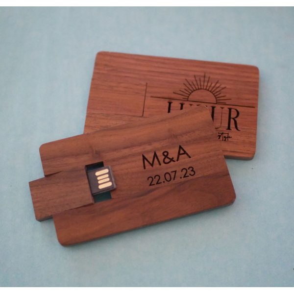 Tarjeta de madera de nogal con llave USB de 32 GB personalizable mediante grabado
