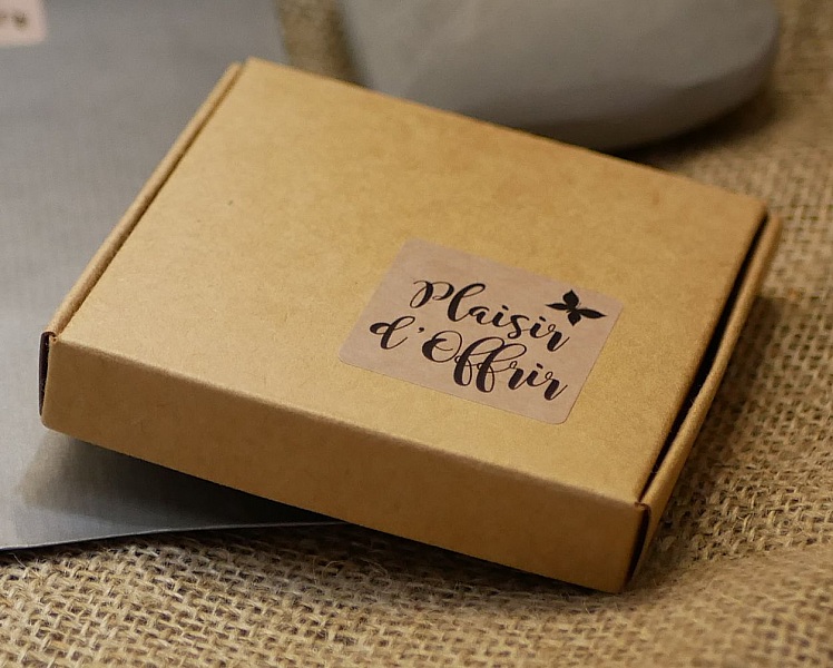 Petit coffret cadeau en carton pour clé USB.