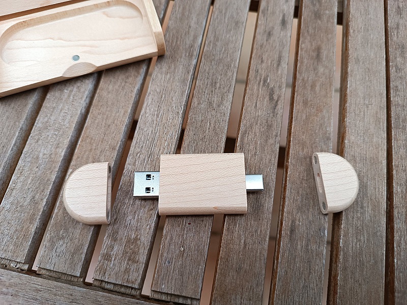 Clé USB en bois personnalisée pour baptême avec coffret gravé.