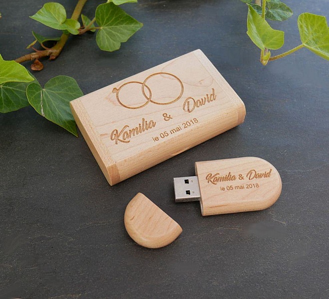 Clé USB en bois personnalisée pour un mariage.