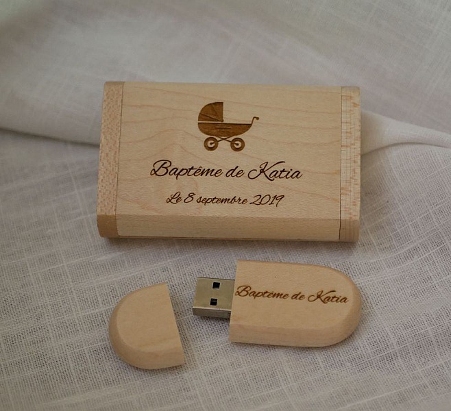 Clé USB personnalisée en bois d'érable avec coffret gravé.