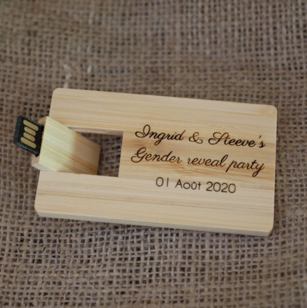 Llave USB de 32 GB Tarjeta de madera de bamb&uacute; personalizable mediante grabado