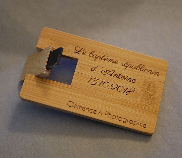 Llave USB de 32 GB Tarjeta de madera de bamb&uacute; carbonizada personalizable mediante grabado