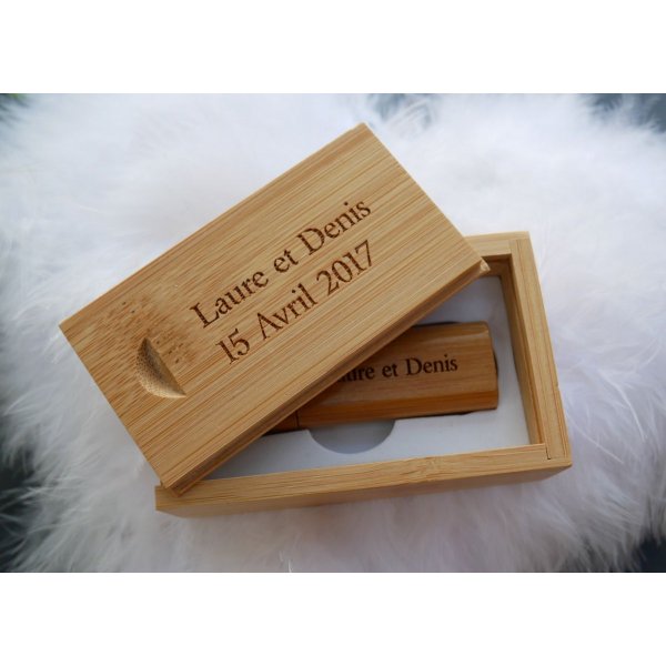 Llave USB 3.0 de 32 GB en una caja de bamb&uacute; que se puede personalizar mediante grabado 