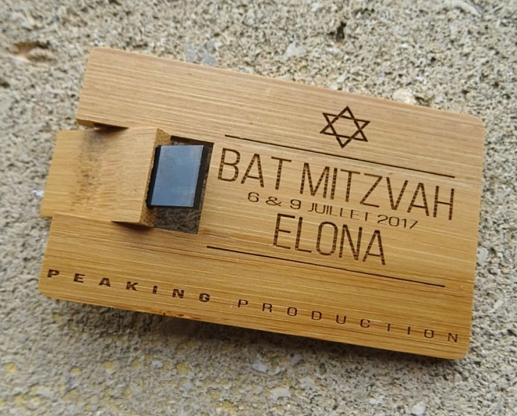 Llave USB de 32 GB Tarjeta de madera de bamb&uacute; carbonizada personalizable mediante grabado