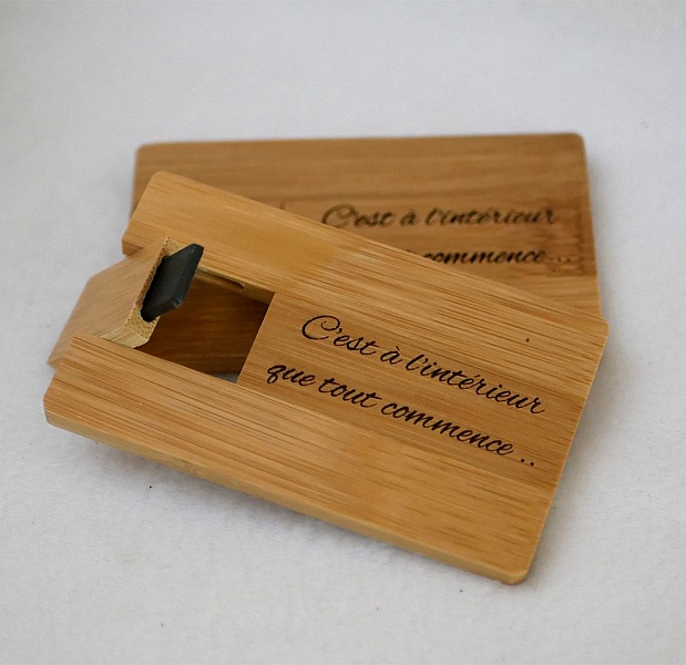 Llave USB de 32 GB Tarjeta de madera de bamb&uacute; carbonizada personalizable mediante grabado