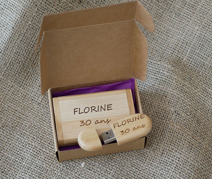 Clé USB en bois personnalisée dans son coffret cadeau.