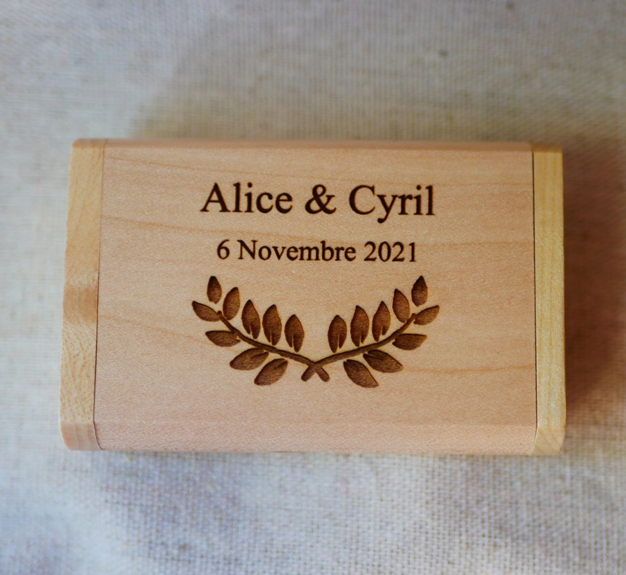 Memoria USB 2.0 de 32 GB en un estuche personalizado de madera de arce claro