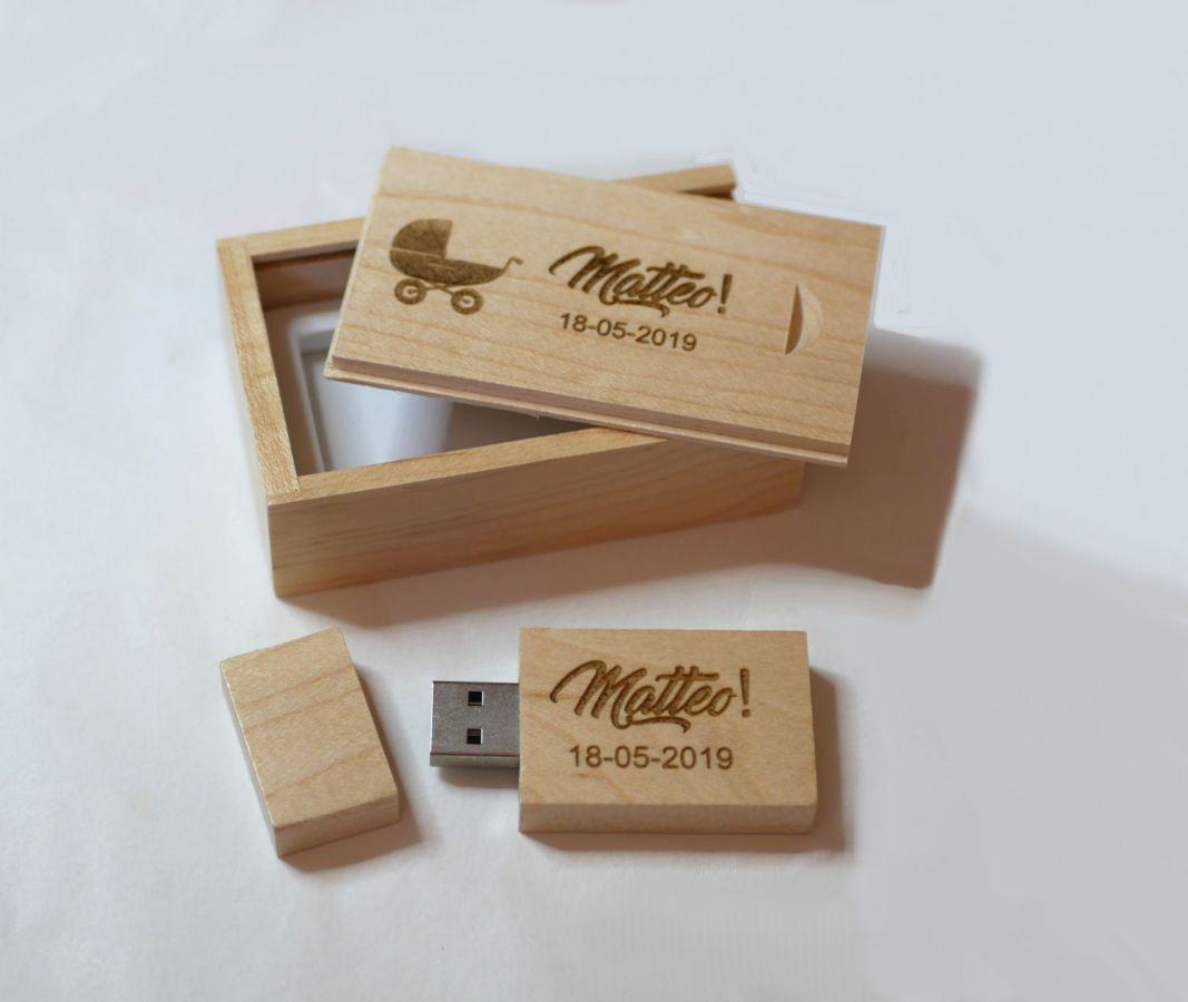 Memoria USB de 32 GB en una caja de arce para personalizar