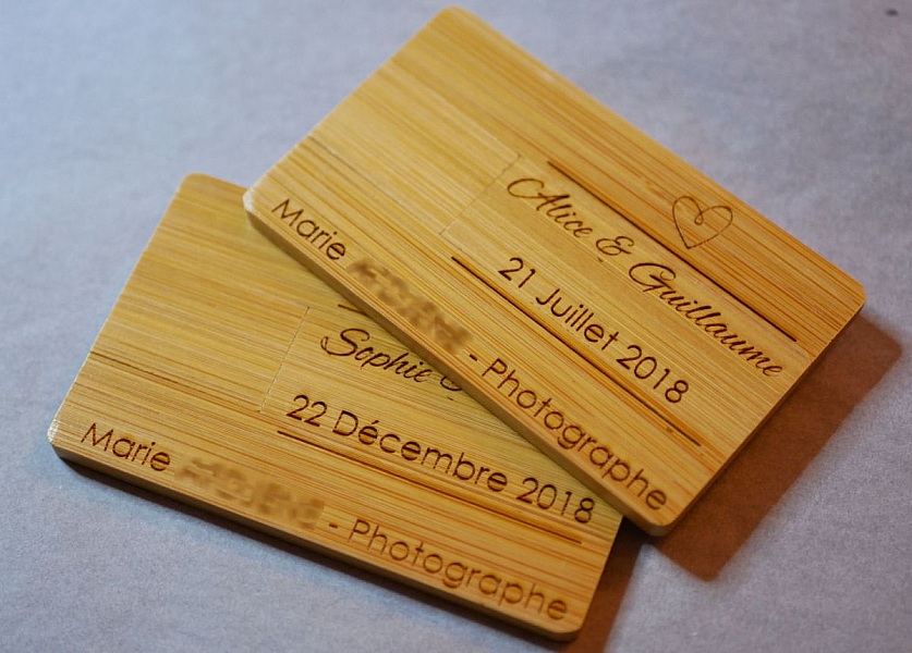 Llave USB de 32 GB Tarjeta de madera de bamb&uacute; carbonizada personalizable mediante grabado