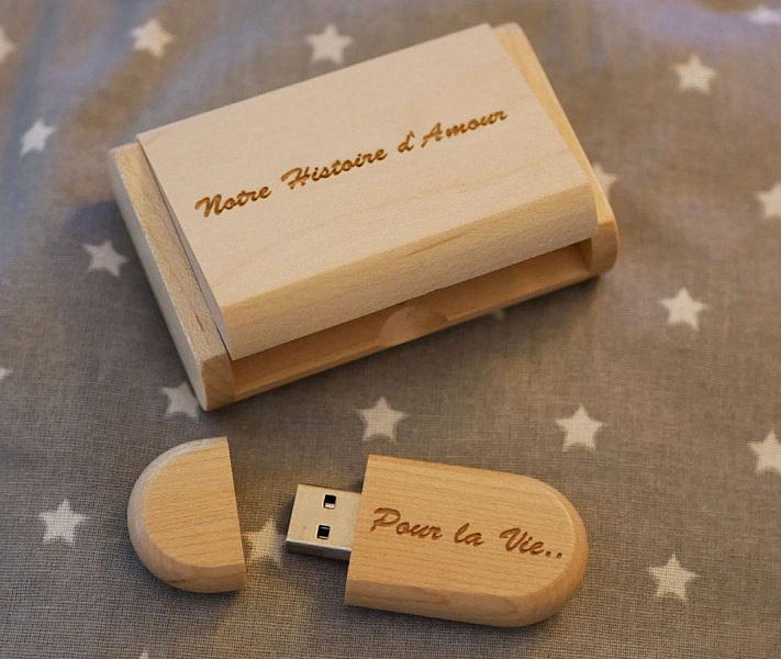 Clé USB en bois gravée avec coffret assorti personnalisé.
