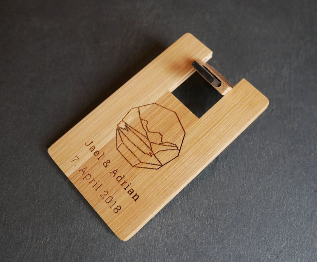 Llave USB de 32 GB Tarjeta de madera de bambú carbonizada personalizable mediante grabado