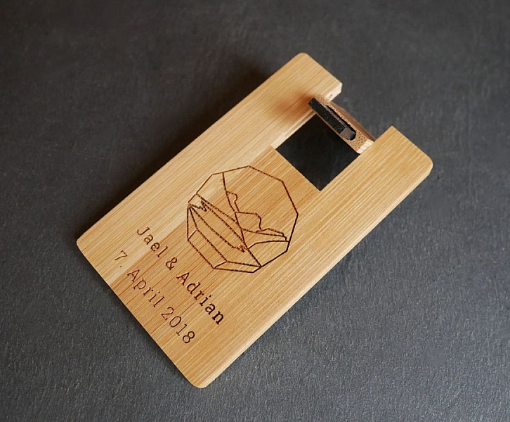 Llave USB de 32 GB Tarjeta de madera de bamb&uacute; carbonizada personalizable mediante grabado