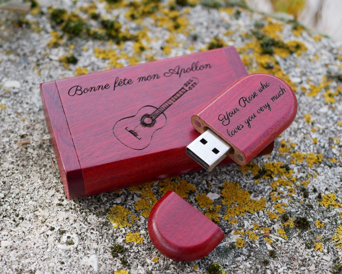 Memoria USB 3.0 de 32 GB de madera roja en caja grabada