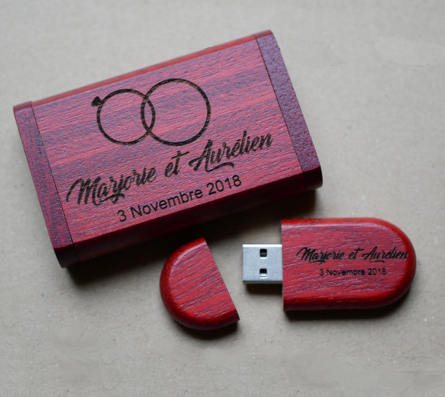 Memoria USB 3.0 de 32 GB de madera roja en caja grabada