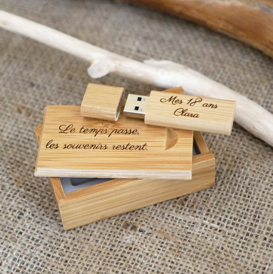 Llave USB 3.0 de 32 GB en una caja de bambú que se puede personalizar mediante grabado 