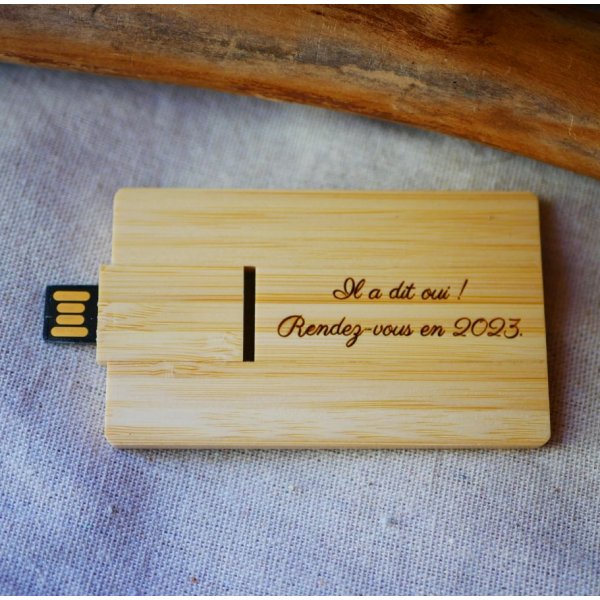 Llave USB de 32 GB Tarjeta de madera de bamb&uacute; personalizable mediante grabado