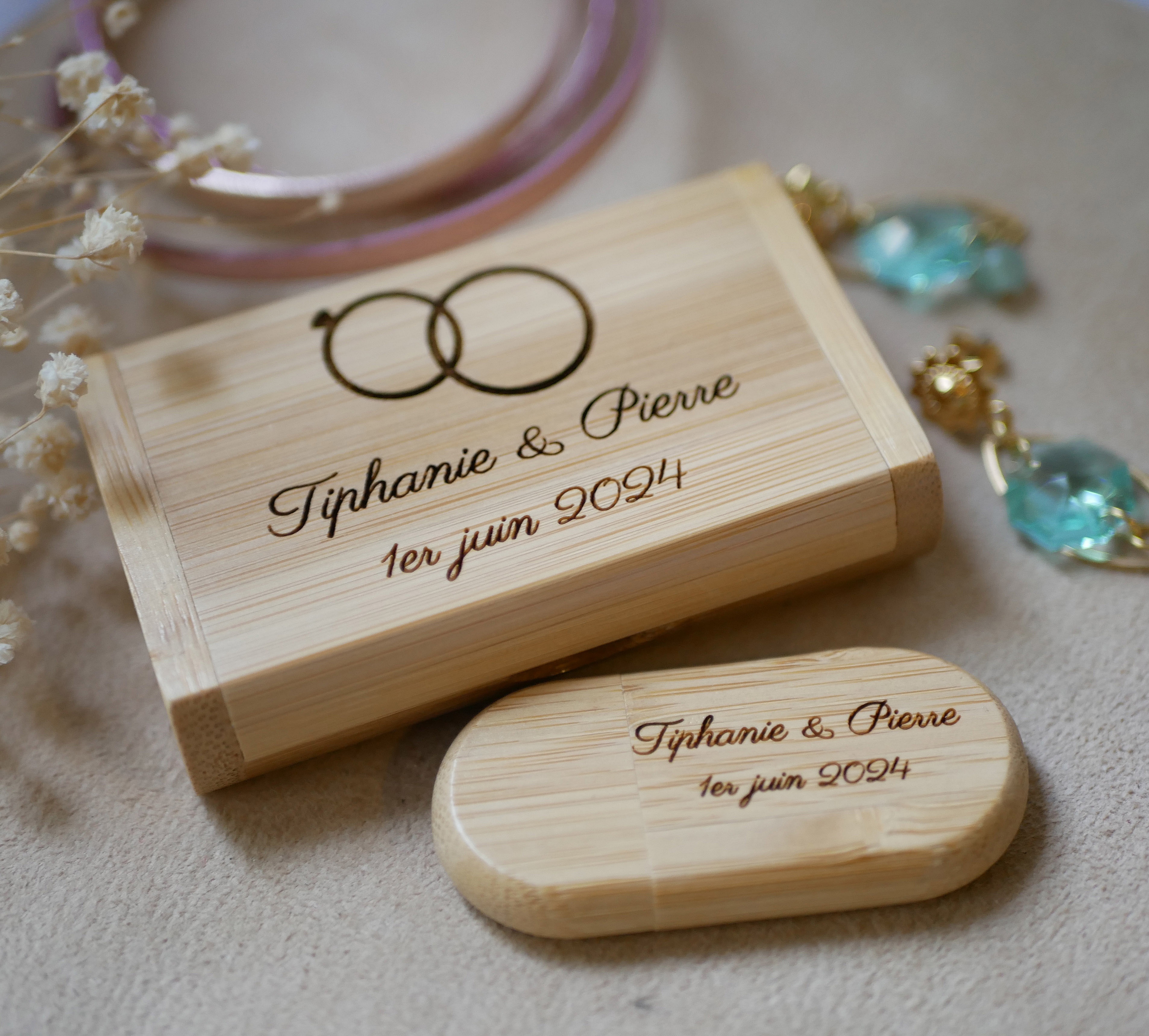 Clé USB personnalisée en bois avec coffret gravé mariage.