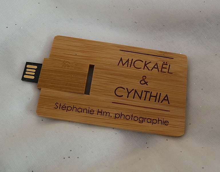 Llave USB de 32 GB Tarjeta de madera de bamb&uacute; carbonizada personalizable mediante grabado