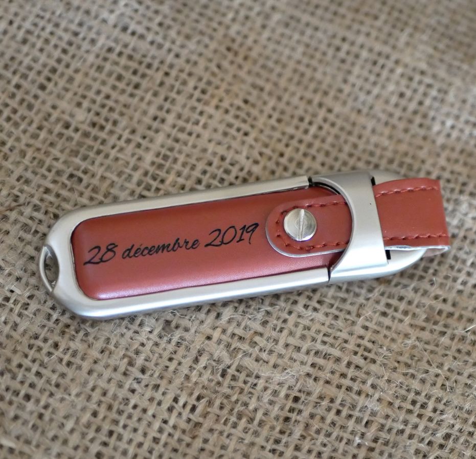 Llave USB de 32 Gb en estuche de piel marrón para personalizar