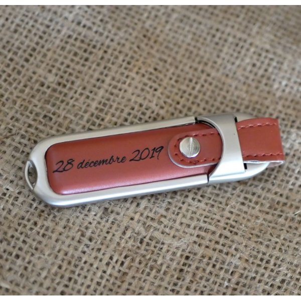 Llave USB de 32 Gb en estuche de piel marr&oacute;n para personalizar