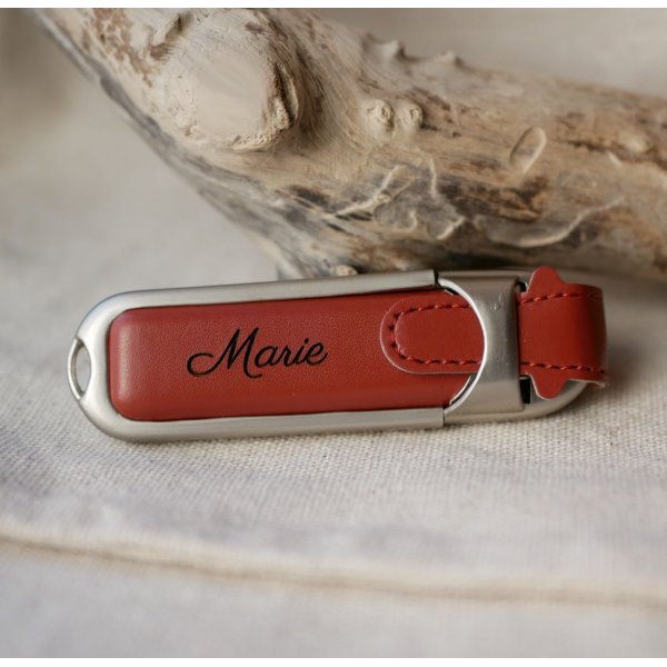 Llave USB de 32 Gb en estuche de piel marr&oacute;n para personalizar