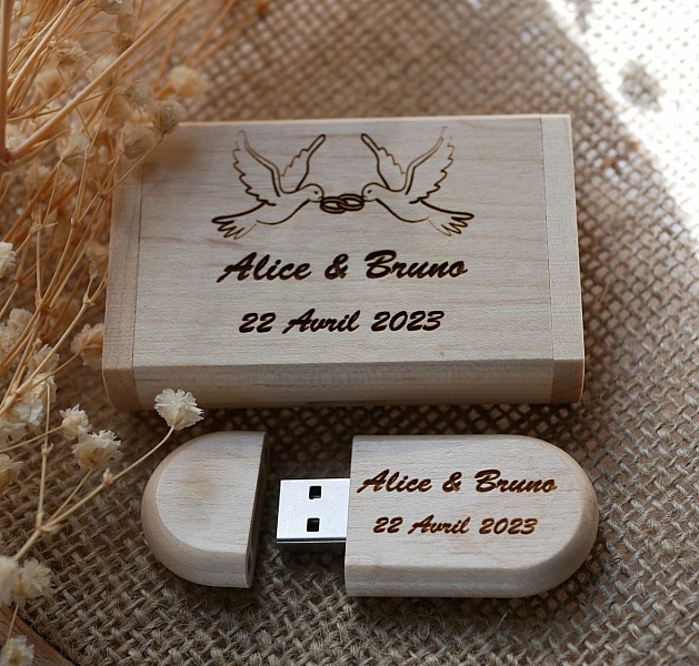 Clé USB en bois personnalisée pour mariage avec coffret assorti.