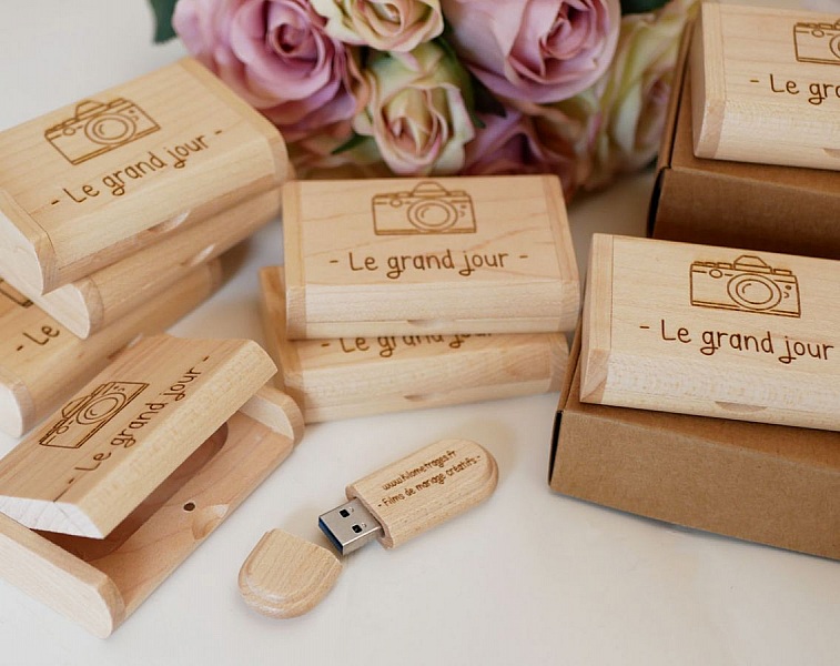 Clés USB en bois personnalisées avec coffrets pour mariage.