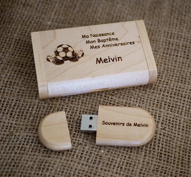Clé USB en bois personnalisée avec coffret pour souvenirs.