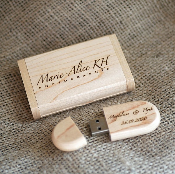 Coffret et clé USB en bois gravés personnalisés.