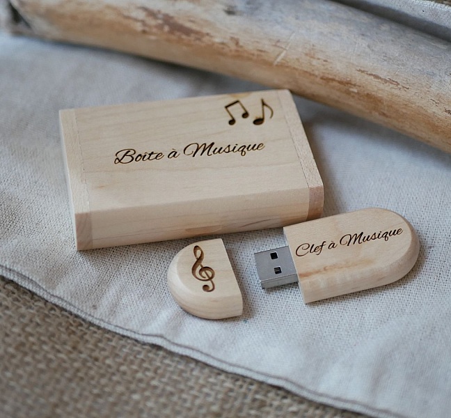 Clé USB en bois gravée avec coffret assorti.