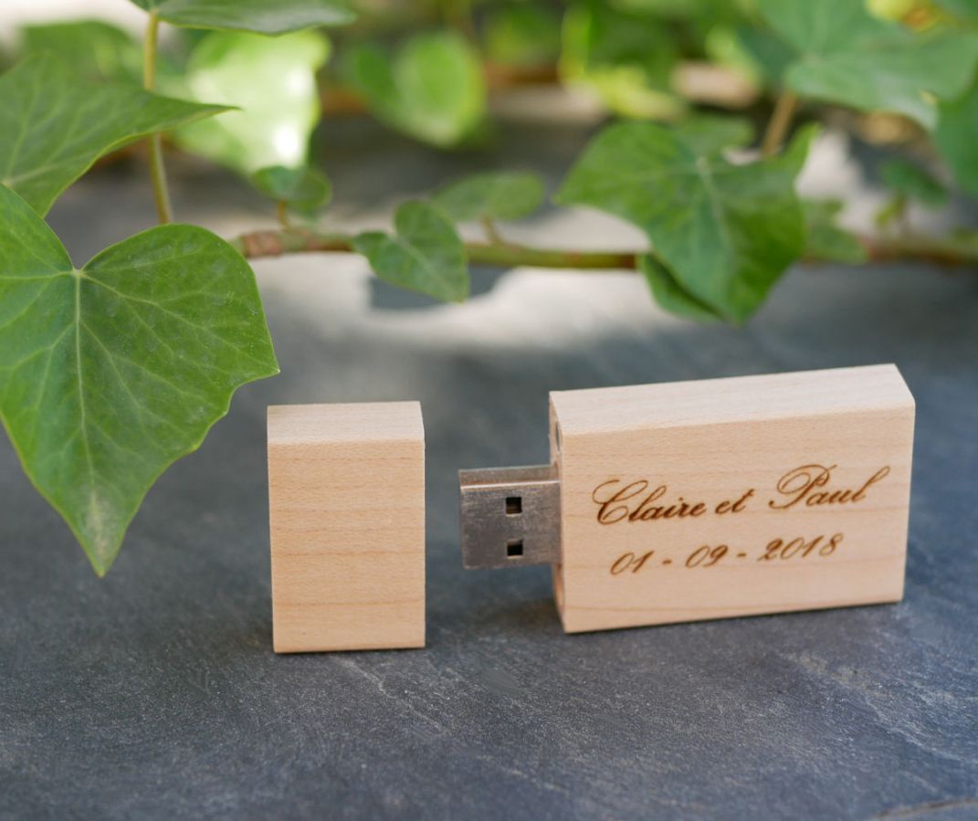 Llave USB rectangular de madera de 32 GB personalizable mediante grabado