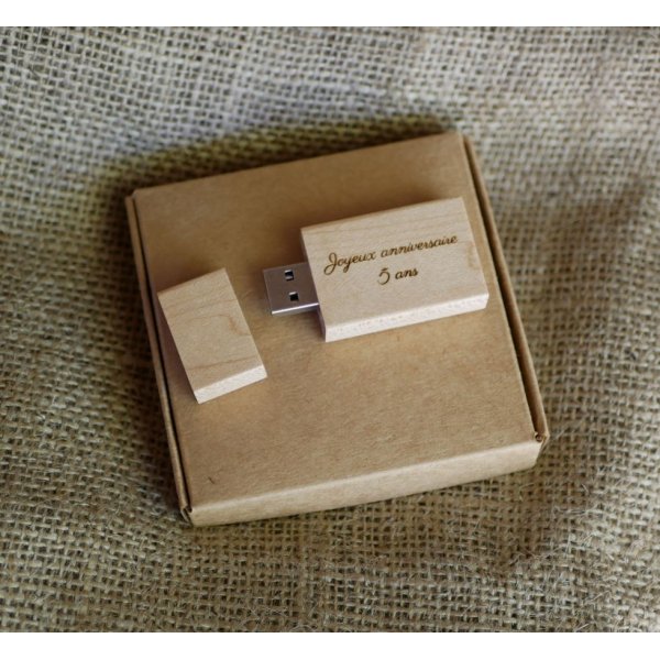 Llave USB rectangular de madera de 32 GB personalizable mediante grabado