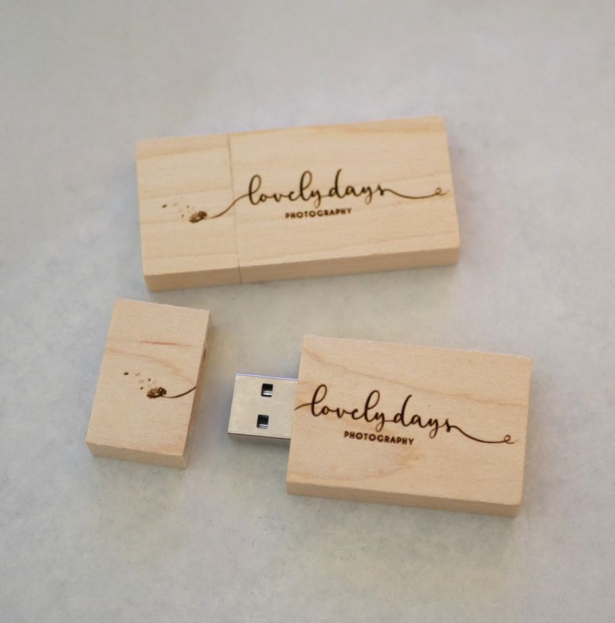 Llave USB rectangular de madera de 32 GB personalizable mediante grabado