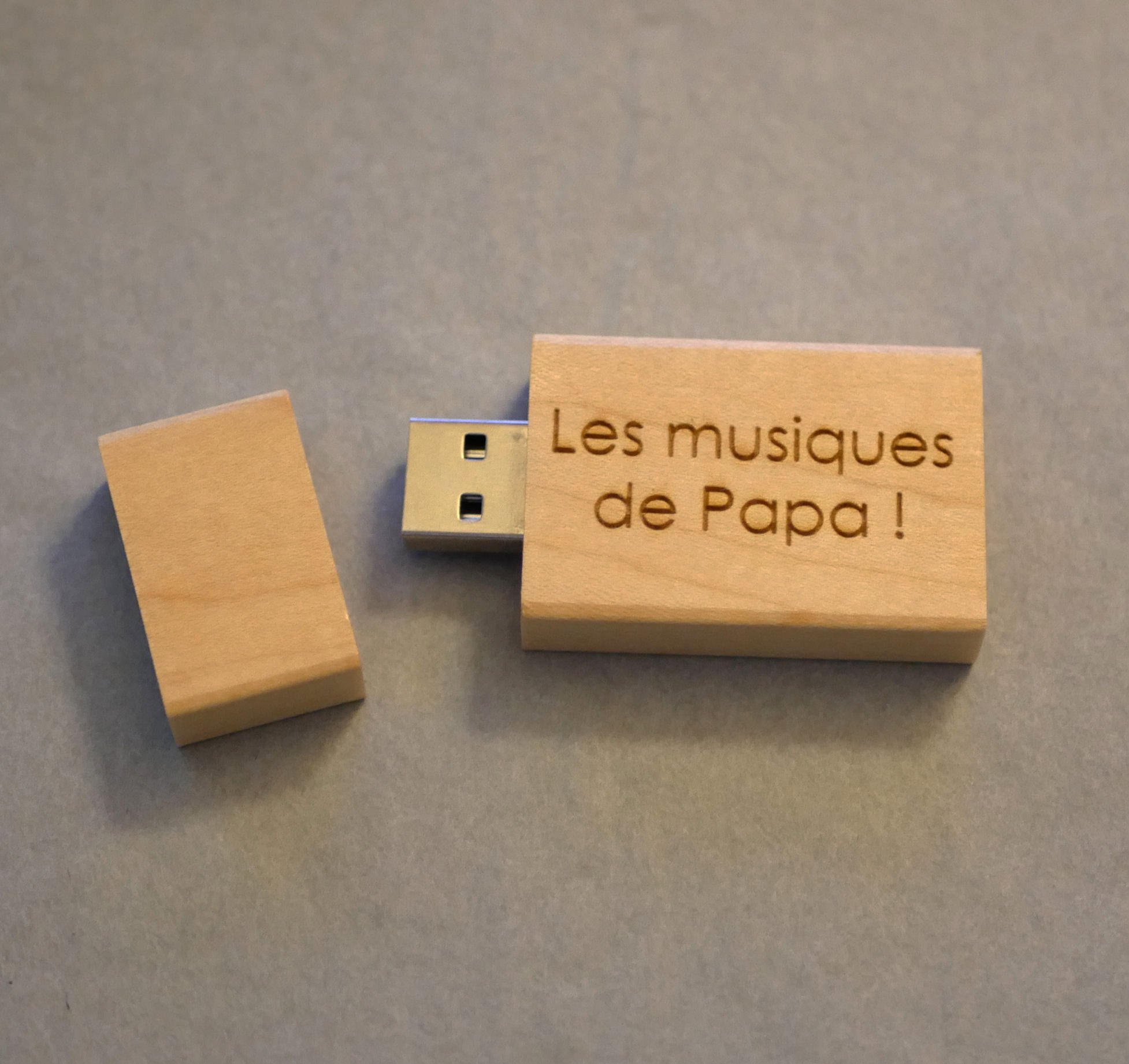 Llave USB rectangular de madera de 32 GB personalizable mediante grabado