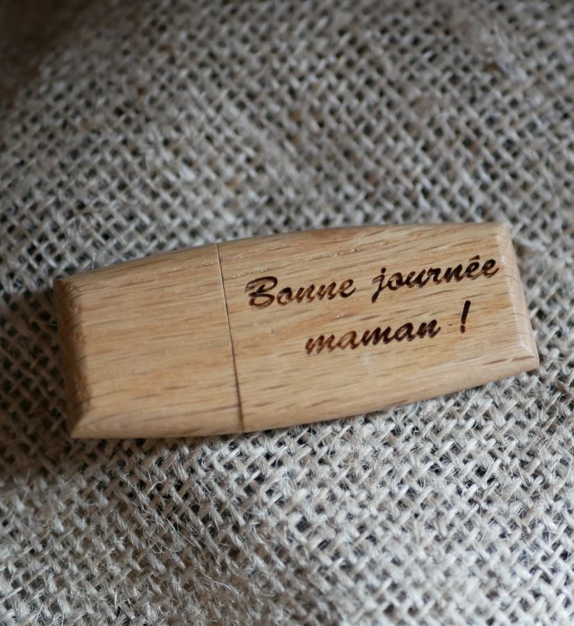 Llave USB de madera personalizable mediante grabado